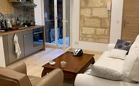 chambre avec salle de bain et cuisine privée centre ville historique avec climatisation et patio